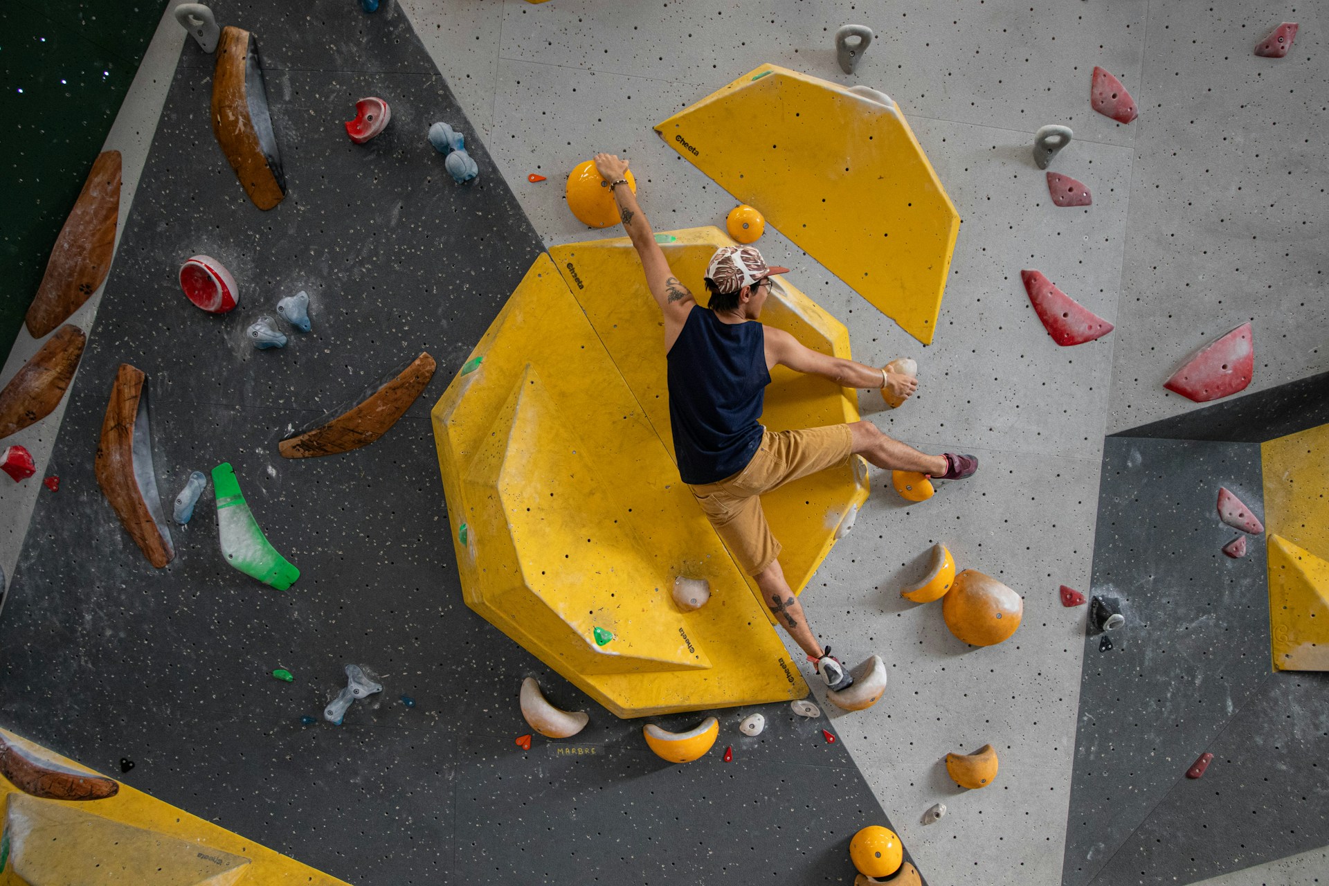 Bild von einer Person beim Bouldern