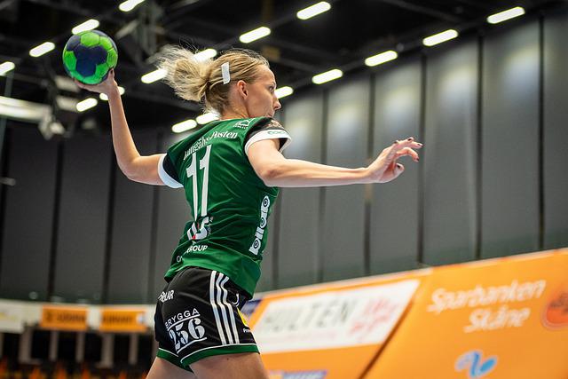 Frau die Handball spielt