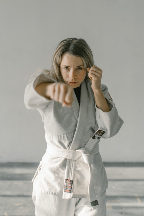 Foto einer Frau die Judo macht